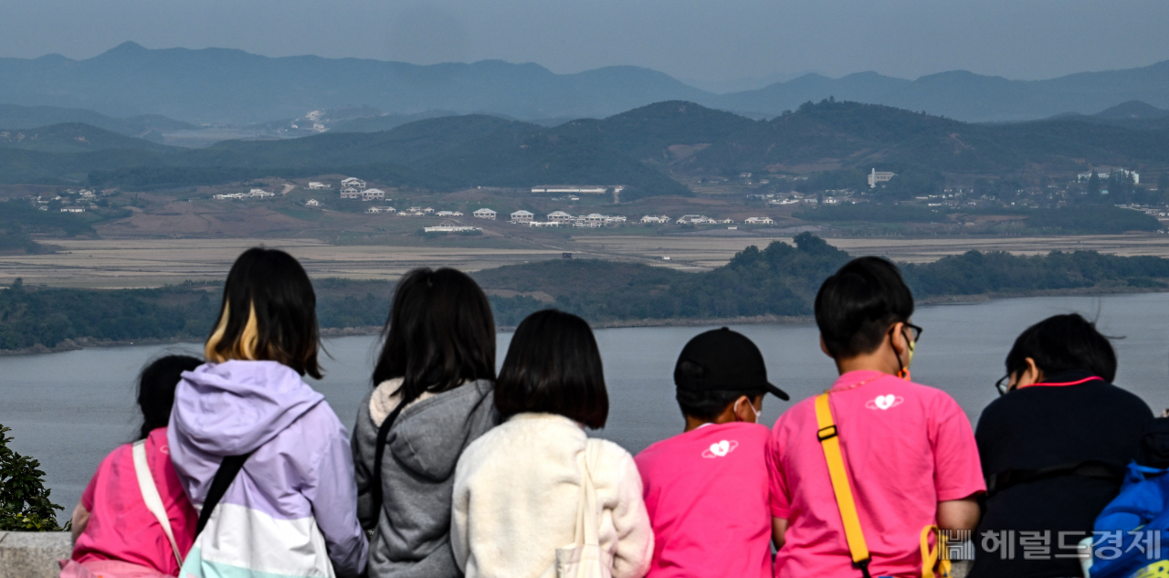 14일 새벽 북한이 평양 순안 일대에서 동해상으로 단거리 탄도미사일(SRBM) 1발을 발사하며 남북관계에 긴장감이 고조되고 있다. 이날 경기도 파주시 오두산 전망대를 찾은 어린이들이 북한 개풍군 일대를 바라보고 있다. 파주=임세준 기자