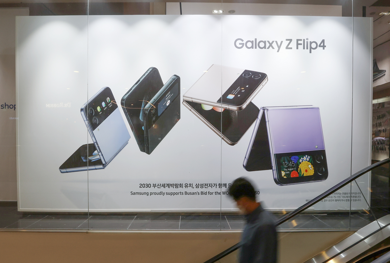 An advertisement board shows Samsung Electronics' latest smartphone Galaxy Z Flip4 at Samsung's Seoul office. (Yonhap)