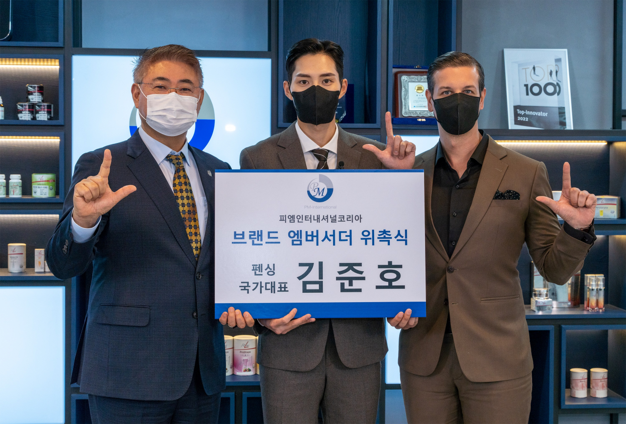 오상준 피엠인터내셔널코리아(PMIK) 지사장과 김준호 선수, 티모브라이트하우프 PMIK 대표가 기념촬영을 하고 있다.(왼쪽부터) [피엠인터내셔널코리아 제공]