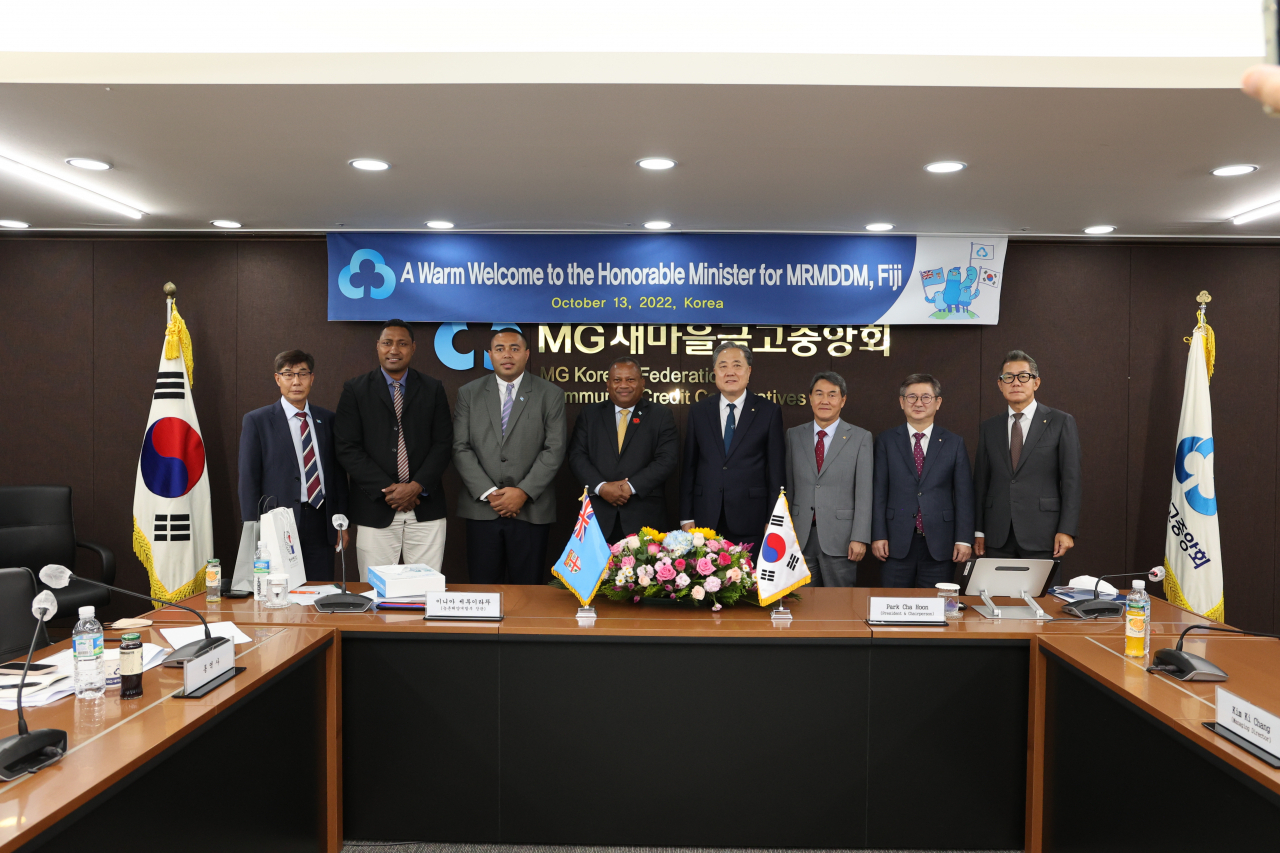 박차훈(우측 네 번째) 새마을금고중앙회 회장이 이니아 세루이라뚜(우측 다섯 번째) 피지 농어촌개발부 장관과 함께 기념촬영을 하고 있다.[새마을금고중앙회 제공]