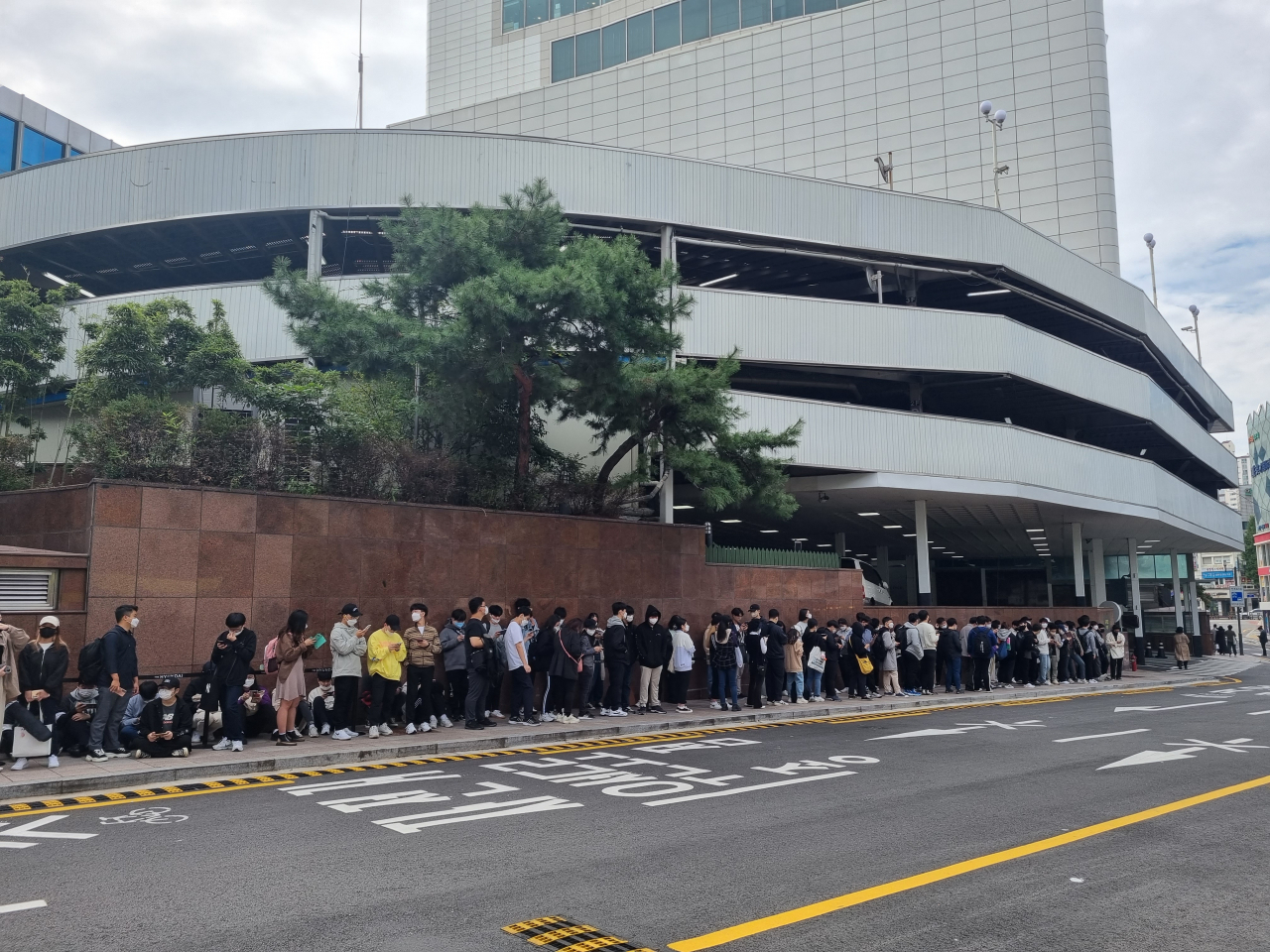 14일 오전 8시 서울 현대백화점 신촌점에서 열린 '원신 2022 가을 팝업스토어' 입구. 오픈 시간 전임에도 굿즈 구매 대기번호를 받으려는 게이머들로 인산 인해를 이루고 있다. [김민지 기자/jakmeen@]