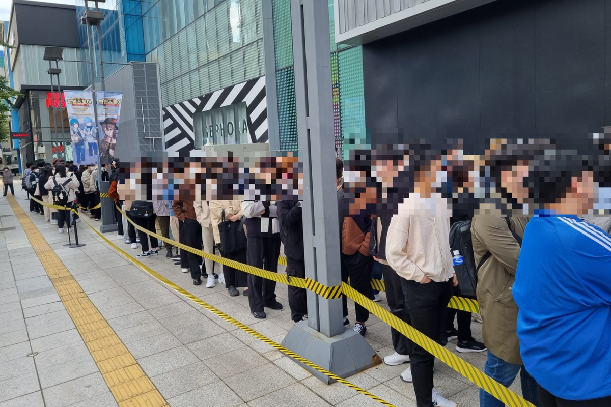 14일 오전 서울 현대백화점 신촌점에서 열린 '원신 2022 가을 팝업스토어' 입구. 오픈 전임에도 게이머들이 미리 대기하고 있다. [김민지 기자/jakmeen@]