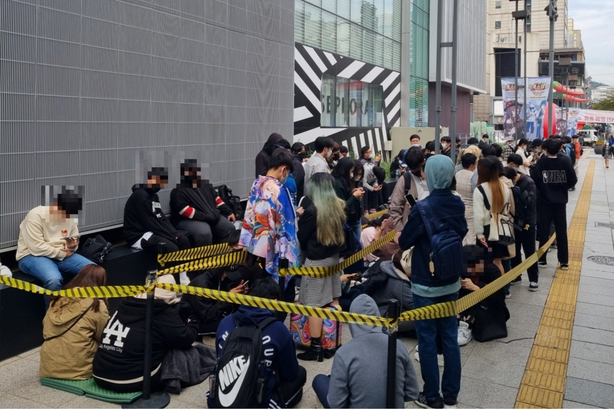 14일 오전 8시 서울 현대백화점 신촌점에서 열린 '원신 2022 가을 팝업스토어' 수십명의 이용자들이 대기하고 있다. [김민지 기자/jakmeen@]