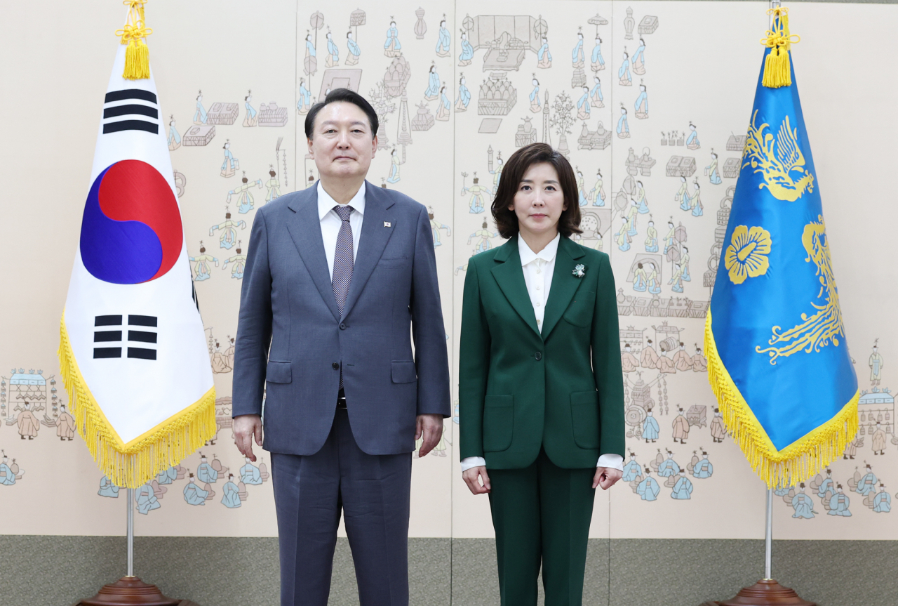 윤석열 대통령이 지난 14일 오후 서울 용산 대통령실 청사에서 나경원 저출산고령사회위원회 부위원장에게 임명장을 수여한 뒤 기념촬영을 하고 있다. [연합]