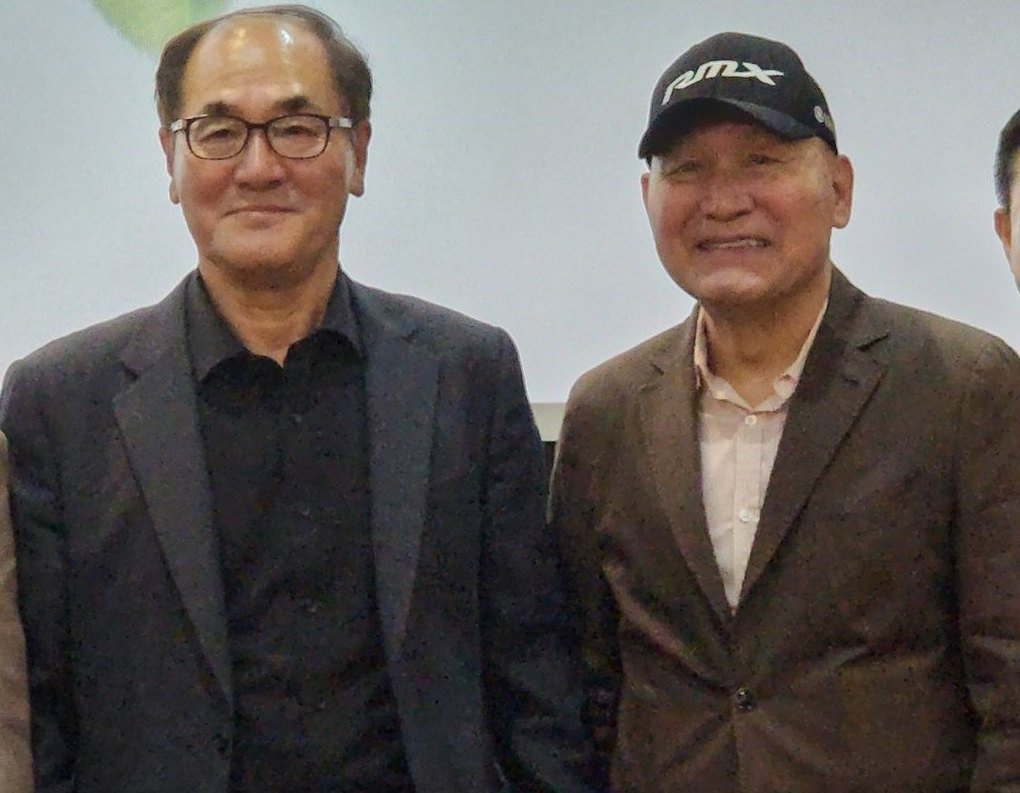 배우 안성기(오른쪽)와 배창호 감독이 14일 서울 마포구 한국영상자료원 시네마테크에서 열린 이우석 동아수출공사 회장 회고록 '영화에 살다' 출간 기념회에 참석하고 있다. [연합]