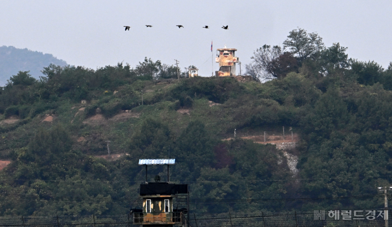 14일 새벽 북한이 평양 순안 일대에서 동해상으로 단거리 탄도미사일(SRBM) 1발을 발사하며 남북관계에 긴장감이 고조되고 있다. 이날 경기도 파주시 접경지역에서 한국군 초소와 북한군 초소가 마주보고 있다. 파주=임세준 기자