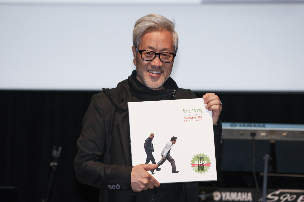 SSaW's Kim Jong-jin poses for photos during a press conference to celebrate the release of the seventh full-length album "Bravo, My Life!" in Seoul on Friday. (Yonhap)