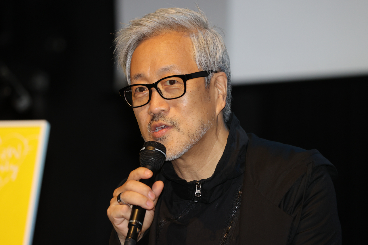 SSaW's Kim Jong-jin speaks during a press conference to celebrate the release of the seventh full-length album "Bravo, My Life!" in Seoul on Friday. (Yonhap)