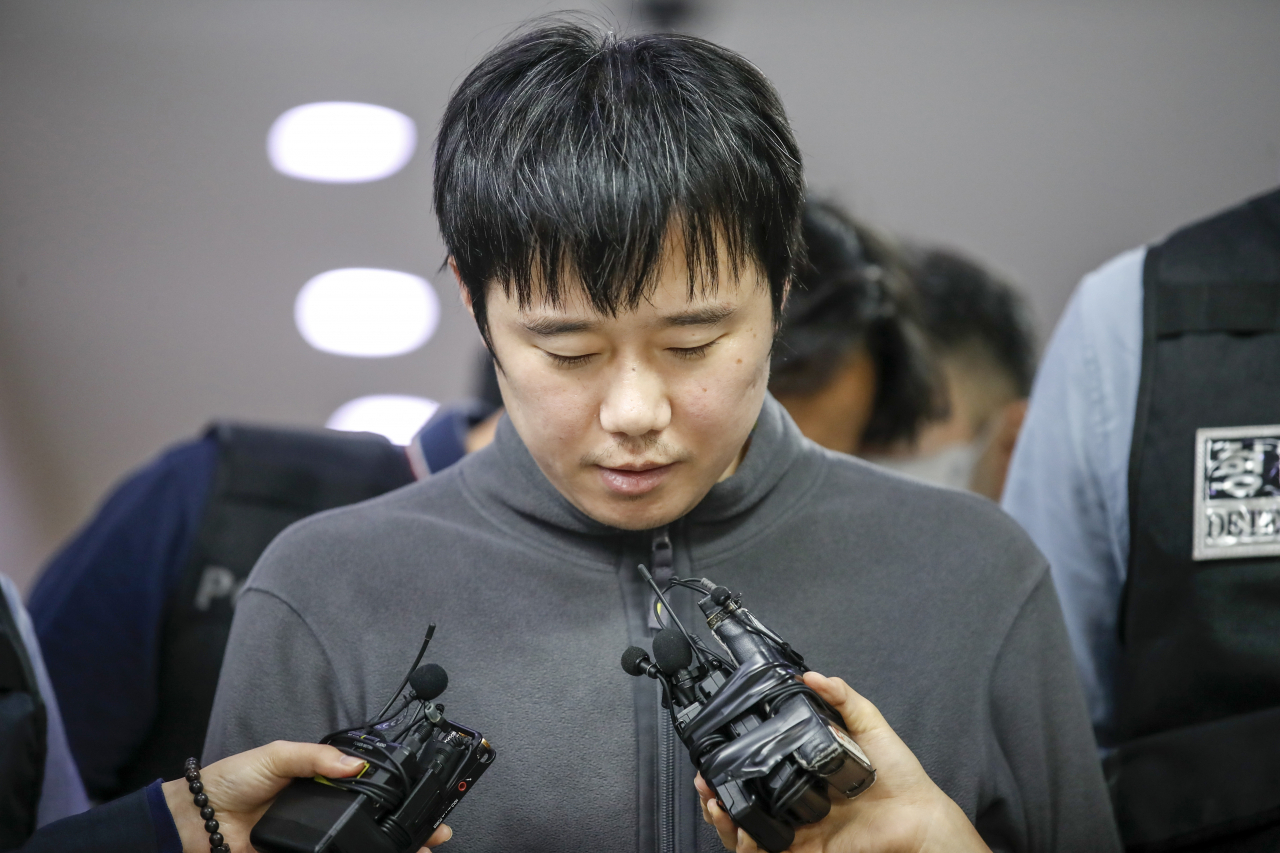 스토킹하던 20대 여성 역무원을 서울 지하철 2호선 신당역 여자화장실에서 살해한 혐의를 받는 전주환(가운데)이 지난 9월 21일 검찰로 송치되는 모습. [연합]