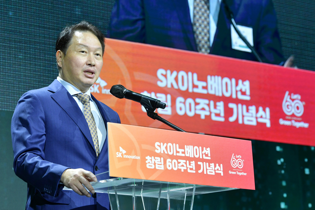 최태원 SK그룹 회장이 지난 13일 서울 중구 대한상공회의소 국제회의장에서 열린 SK이노베이션 창립 60주년 기념식에서 인사말을 하고 있다.