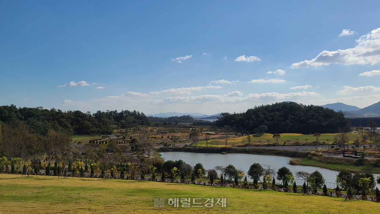 전남 해남군 산이면 632만평 부지에 개발중인 기업도시 ‘솔라시도’ 내부 전경. 민간 기업이 주도적으로 개발하는 자족형 복합도시로, 9개의 정원과 더불어 태양광발전소, 데이터센터 클러스터 등 RE100산업단지, 4000가구 주택단지 등이 들어선다.