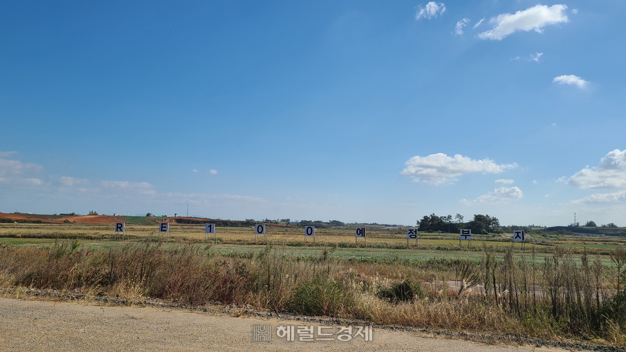 RE100 예정부지 푯말이 세워진 모습. 내년 200㎿급 데이터센터 클러스터 착공을 앞두고 준비에 속도를 내고 있다.