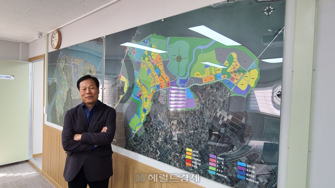 현장 사무실에서 만난 채정섭 서남해안기업도시개발 대표이사