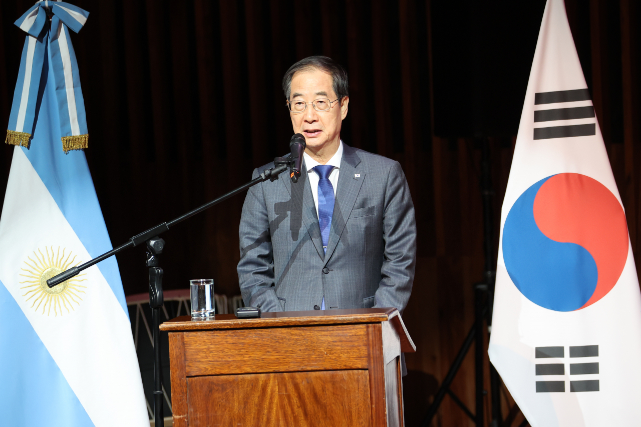한덕수 국무총리가 13일(현지시간) 아르헨티나 부에노스아이레스 키르츠네르 문화센터에서 수교 60주년 기념 공연인 '타고' 관람에 앞서 인사말을 하고 있다. [연합]