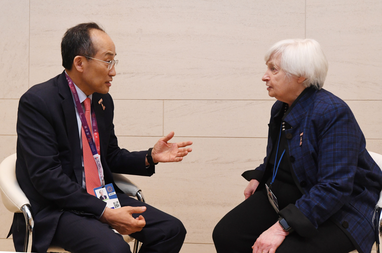 추경호 경제부총리 겸 기획재정부 장관이 13일(현지시간) 미국 워싱턴 국제통화기금(IMF) 본부에서 재닛 옐런 미국 재무장관과 면담하고 있다. 연합뉴스