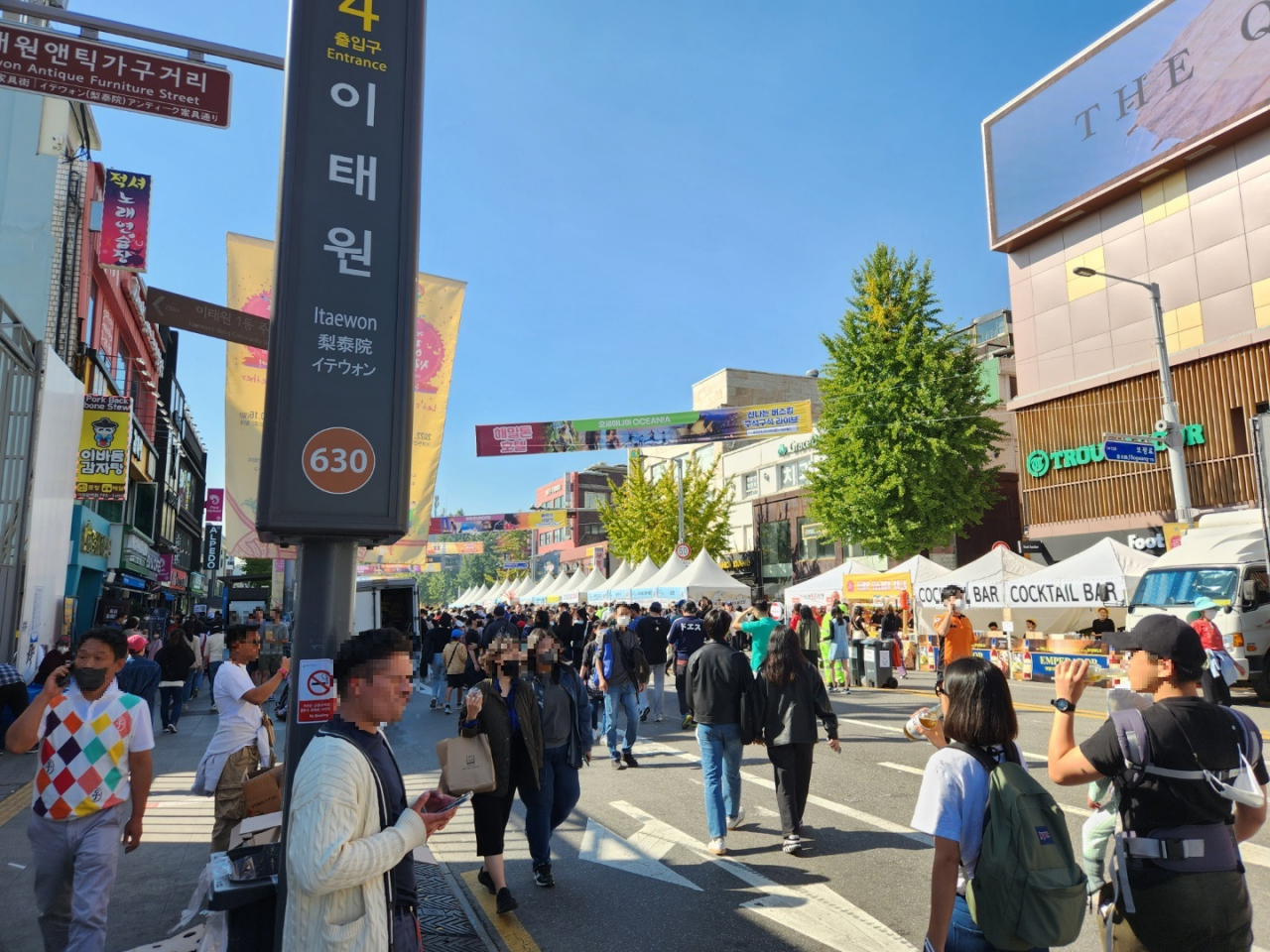 서울 용산구 이태원 관광특구에서 15일 열린 이태원 지구촌 축제를 보기 위해 이태원역 4번 출구에 많은 관광객이 몰리고 있다. 이영기 기자