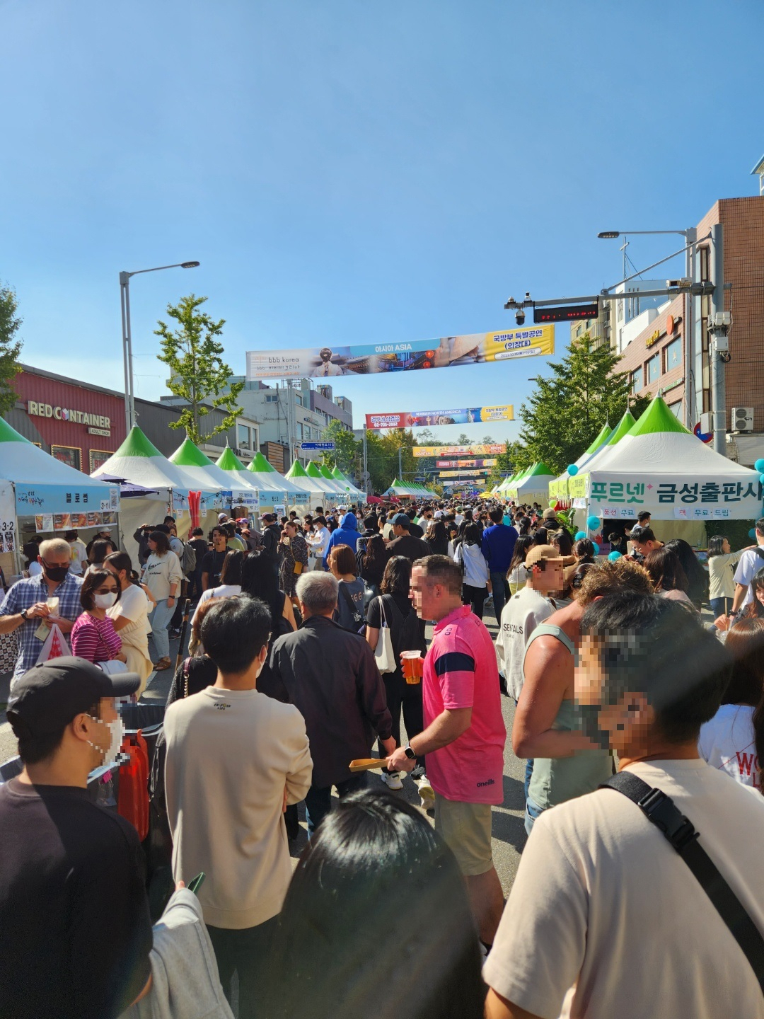 서울 용산구 이태원 관광특구에서 15일 열린 이태원 지구촌 축제에 수많은 관광객들로 북새통을 이뤘다. 이영기 기자