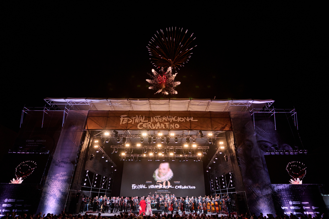 제50회 세르반티노 축제 개막공연이 마지막 하이라이트로 불꽃놀이를 선보였다.