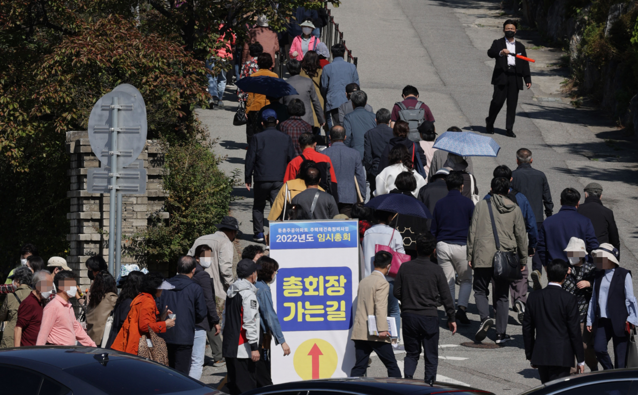 15일 서울 송파구 동북고등학교에서 열린 서울 강동구 둔촌주공 재건축(올림픽파크포레온) 조합 총회에서 조합원들이 입장하고 있다. 이날 총회 결과에 따라 둔촌주공 공사재개가 결정될 전망이다. [연합]
