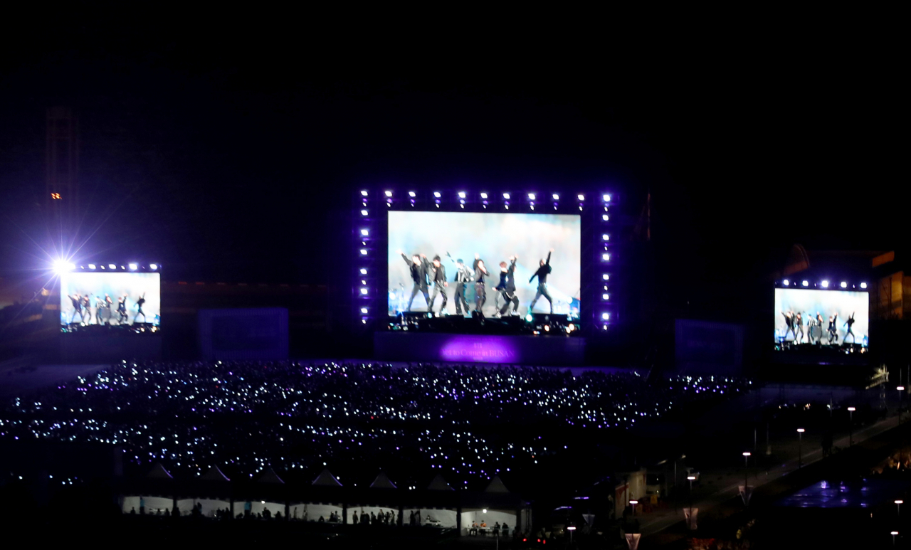 월드스타 그룹 방탄소년단(BTS)의 콘서트가 열린 15일 부산항국제여객터미널 야외주차장에 마련된 특설무대에서 '아미(방탄소년단 팬)' 등 1만명이 대형 스크린을 통해 화상으로 생중계되는 BTS 공연을 즐기고 있다. [연합]