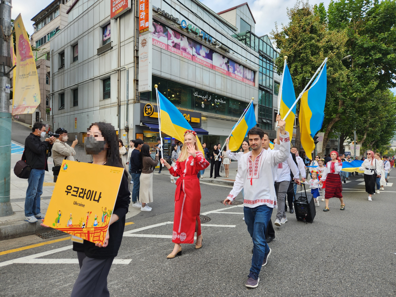 서울 용산구 이태원 관광특구에서 15일 열린 이태원 지구촌 축제의 지구촌 퍼레이드에서 가장 많은 환호를 받은 건 우크라이나팀이었다. 우크라이나팀의 니콜라이는 “전쟁 종식에 조금이라도 도움이 되기 위해 나왔다”고 말했다. 이영기 기자