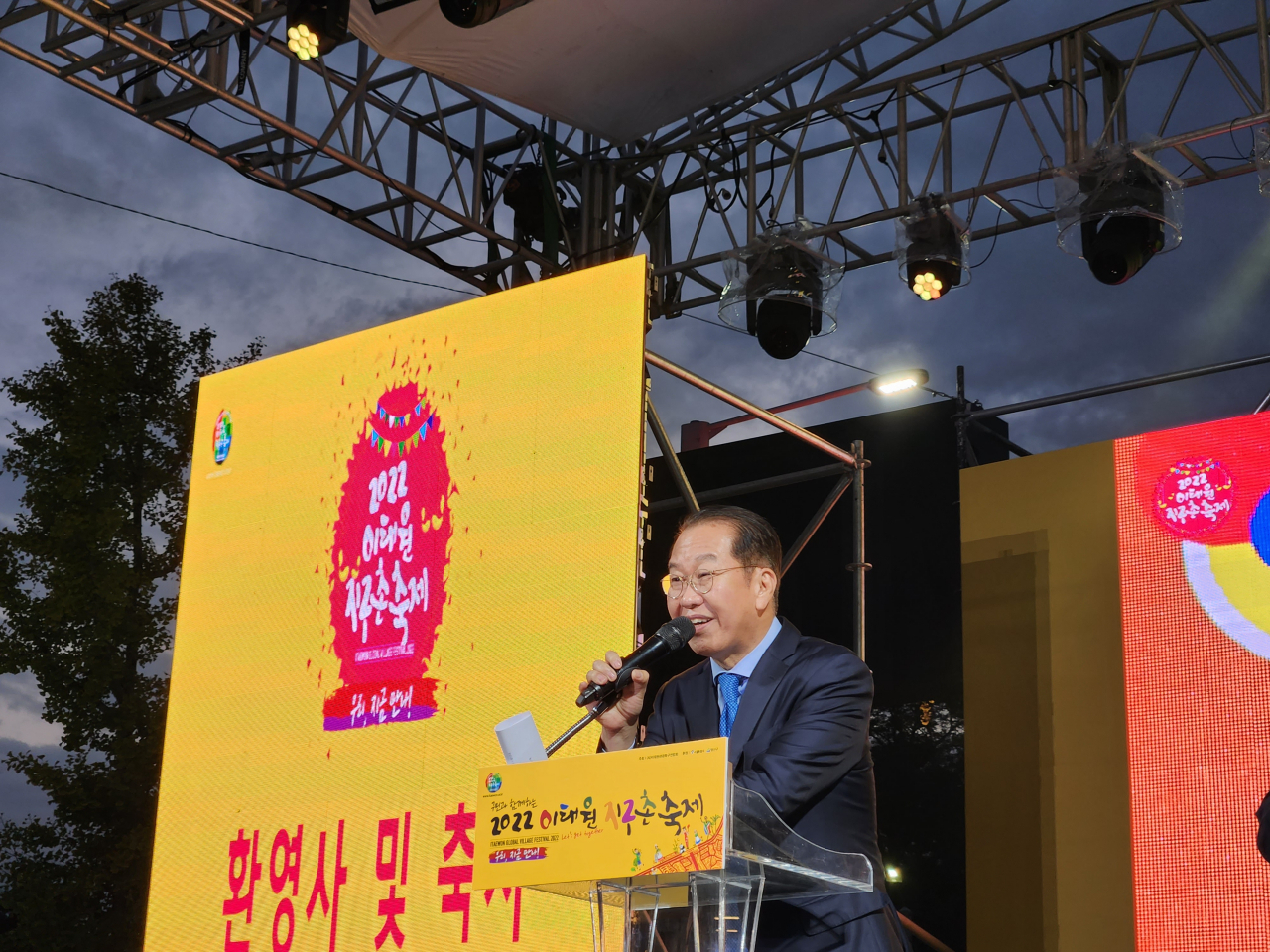 권영세 통일부장관은 서울 용산구 이태원 관광특구에서 15일 열린 이태원 지구촌 축제의 개막식에서 “명품 용산을 만들겠다”고 축사를 하고 있다. 이영기 기자