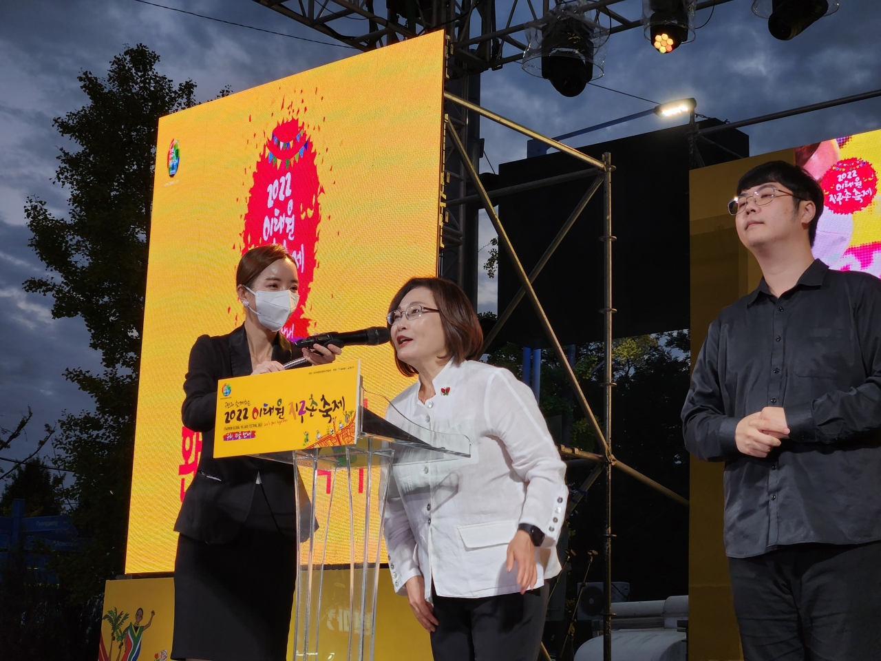 박희영 서울 용산구청장은 용산구 이태원 관광특구에서 15일 열린 이태원 지구촌 축제의 개막식에서 “이번 축제는 환경을 위한 작은 실천에 동참했다”며 개막 축사를 하고 있다. 이영기 기자