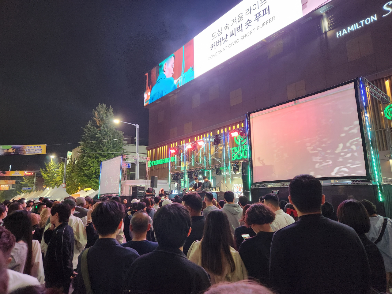 서울 용산구 이태원 관광특구에서 15일 열린 이태원 지구촌 축제의 DJ파티에 많은 인파가 모였다. 해가 지고 일대가 어두워지자 DJ파티는 각종 조명 장비와 레이저 효과로 더 빛났다. 이영기 기자