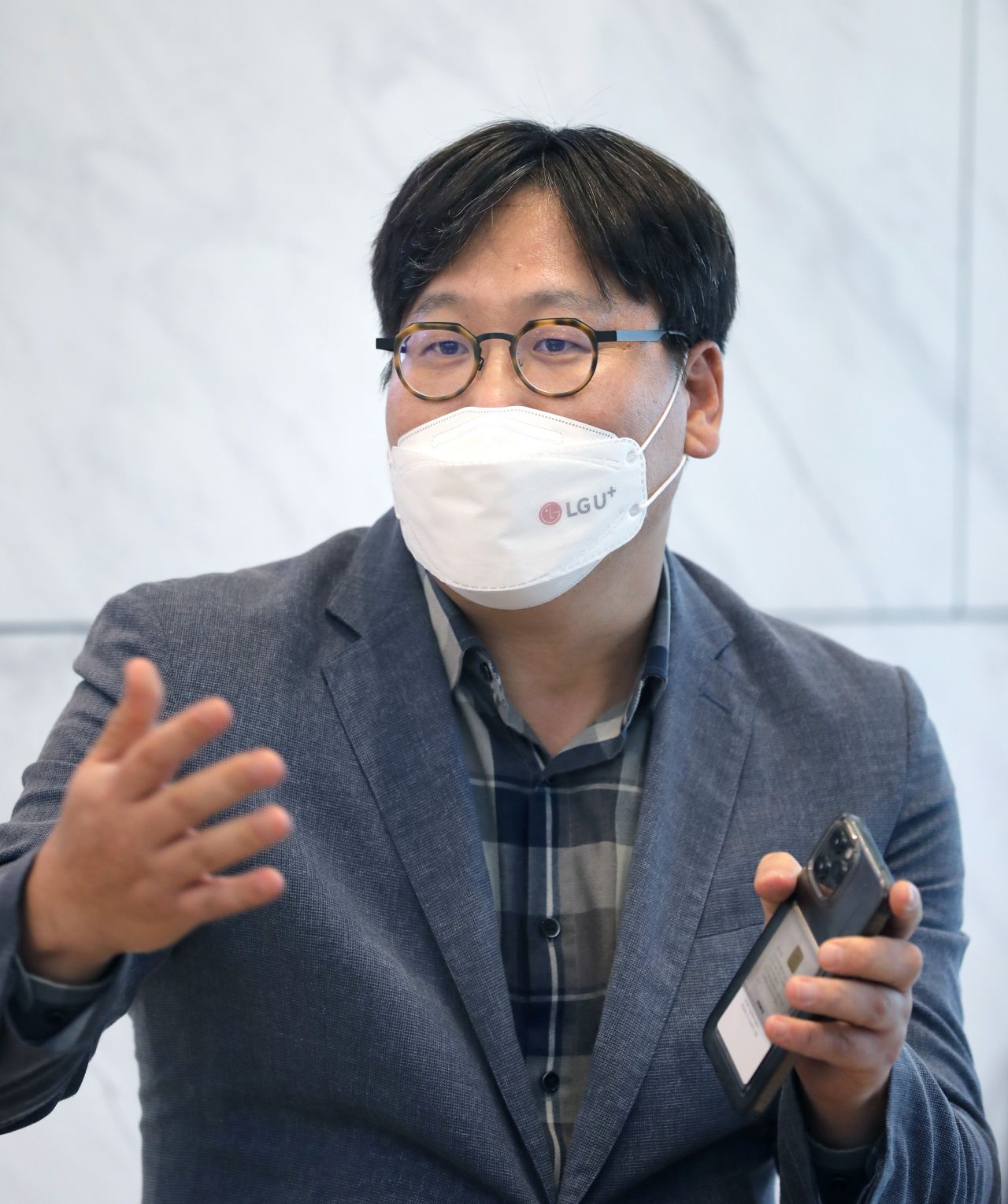 염상필 LGU+ 컨슈머 서비스 그룹 홈IoT 사업 담당(상무)이 지난 13일 열린 LGU+ 스마트홈 서비스 ‘펫토이’ 시연회에서 기자들의 질문에 답하고 있다. [LGU+ 제공]