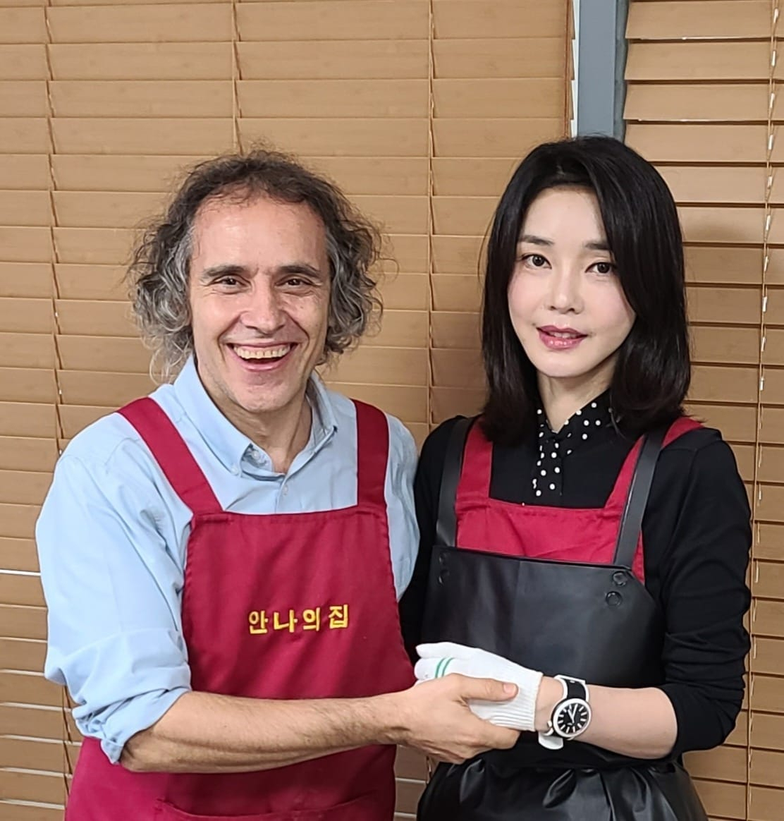 사회복지시설 '안나의집'을 운영하는 김하종 신부(왼쪽)와 봉사활동을 펼친 김건희 여사. [김하종 신부 페이스북 캡처]