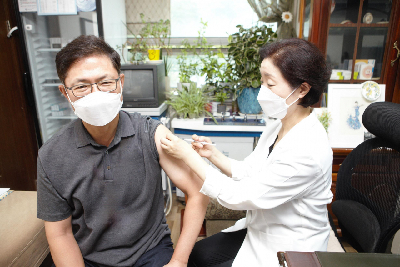 안재용 SK바이오사이언스 사장이 19일 경기 성남시 한사랑김경희 소아청소년내과에서 스카이코비원으로 코로나19 백신 4차 접종을 받고 있다. [연합]