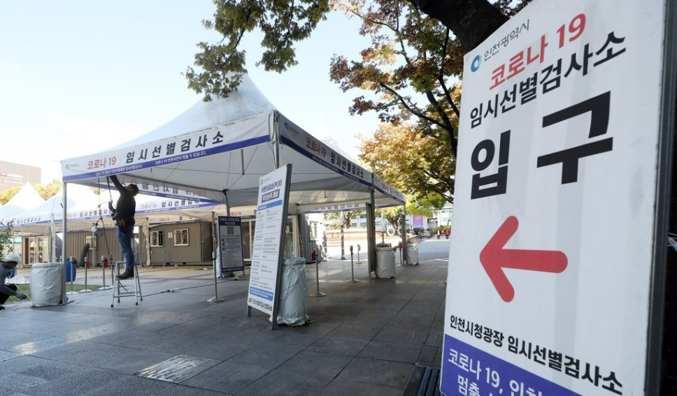 13일 오전 인천시청 앞 광장에 설치된 신종 코로나바이러스 감염증(코로나19) 임시 선별검사소에서 시설업체 관계자가 철거 작업을 하고 있다. 인천시는 이날부터 이 검사소를 시작으로 총 3곳의 임시 선별검사소를 단계적으로 운영 종료한다고 밝혔다. [연합]