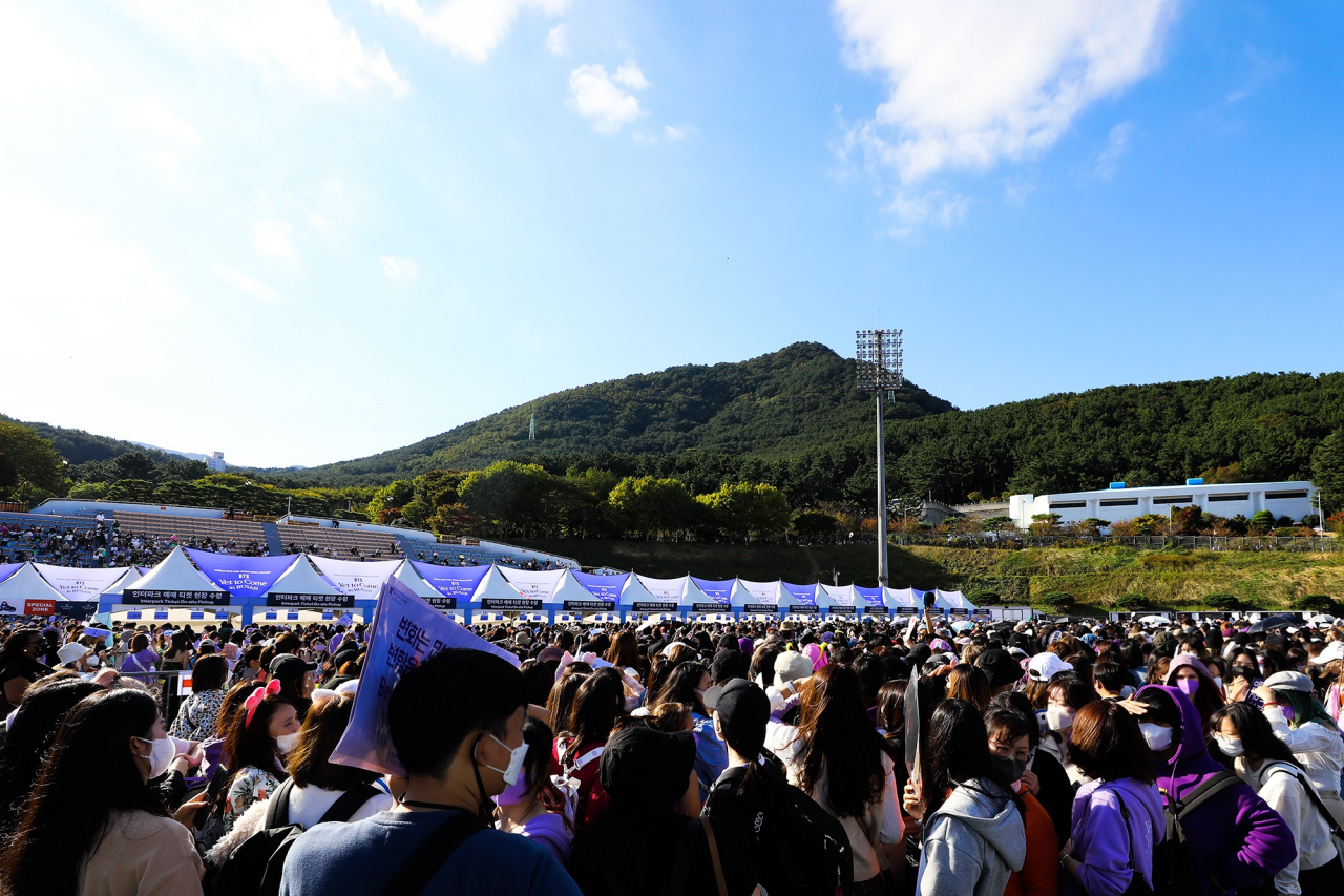 Fans wait in line for BTS‘ “BTS ’Yet to Come‘ in Busan” concert at the Asiad Main Stadium, in Busan, Saturday. (Big Hit Music)