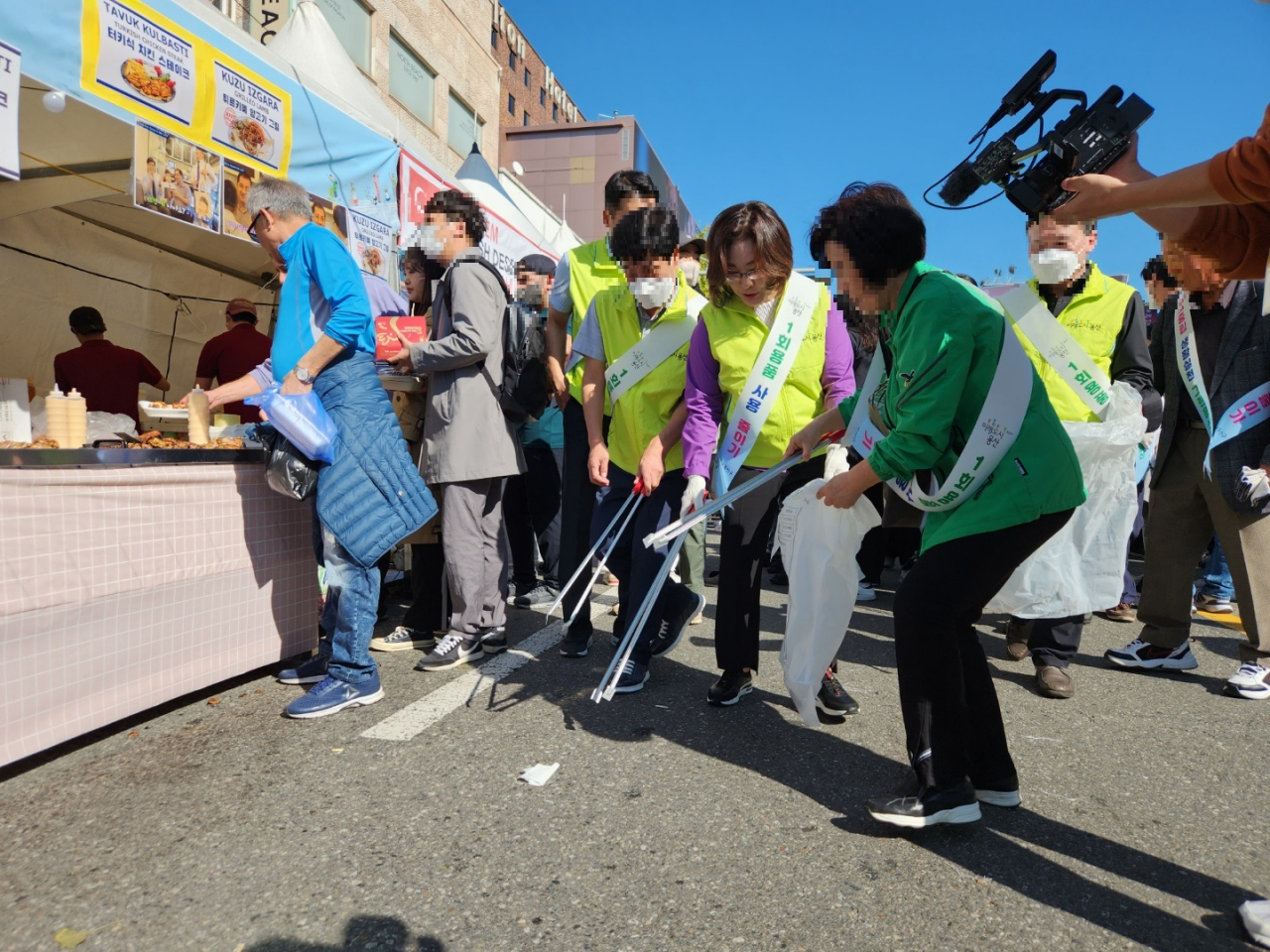 박희영 서울 용산구청장이 15일 서울 이태원 관광특구에서 열린 이태원 지구촌 축제의 ‘쓰담(쓰레기 담기)’ 행사에 참여, 길거리 쓰레기를 수거하고 있다. 이영기 기자