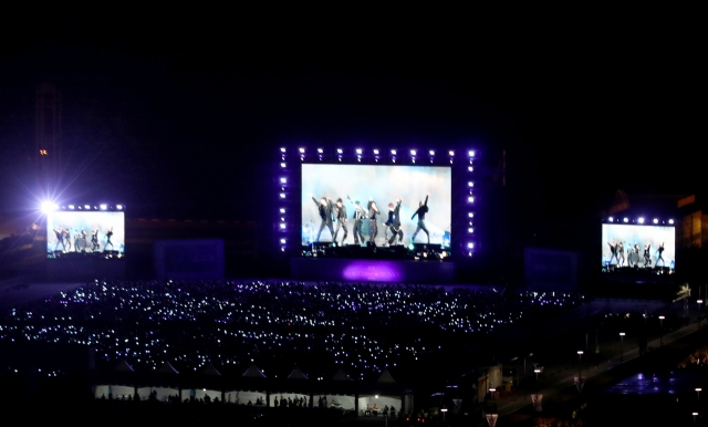 월드스타 그룹 방탄소년단(BTS)의 콘서트가 열린 15일 부산항국제여객터미널 야외주차장에 마련된 특설무대에서 '아미(방탄소년단 팬)' 등 1만명이 대형 스크린을 통해 화상으로 생중계되는 BTS 공연을 즐기고 있다. [연합]