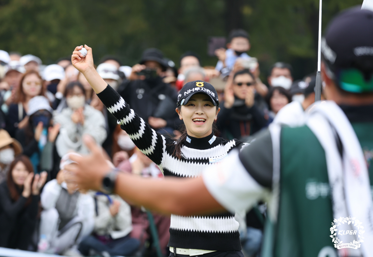'우승이다!' 이가영이 2022동부건설 한국토지신탁 챔피언십 우승 확정 후 환호하고 있다./KLPGA제공