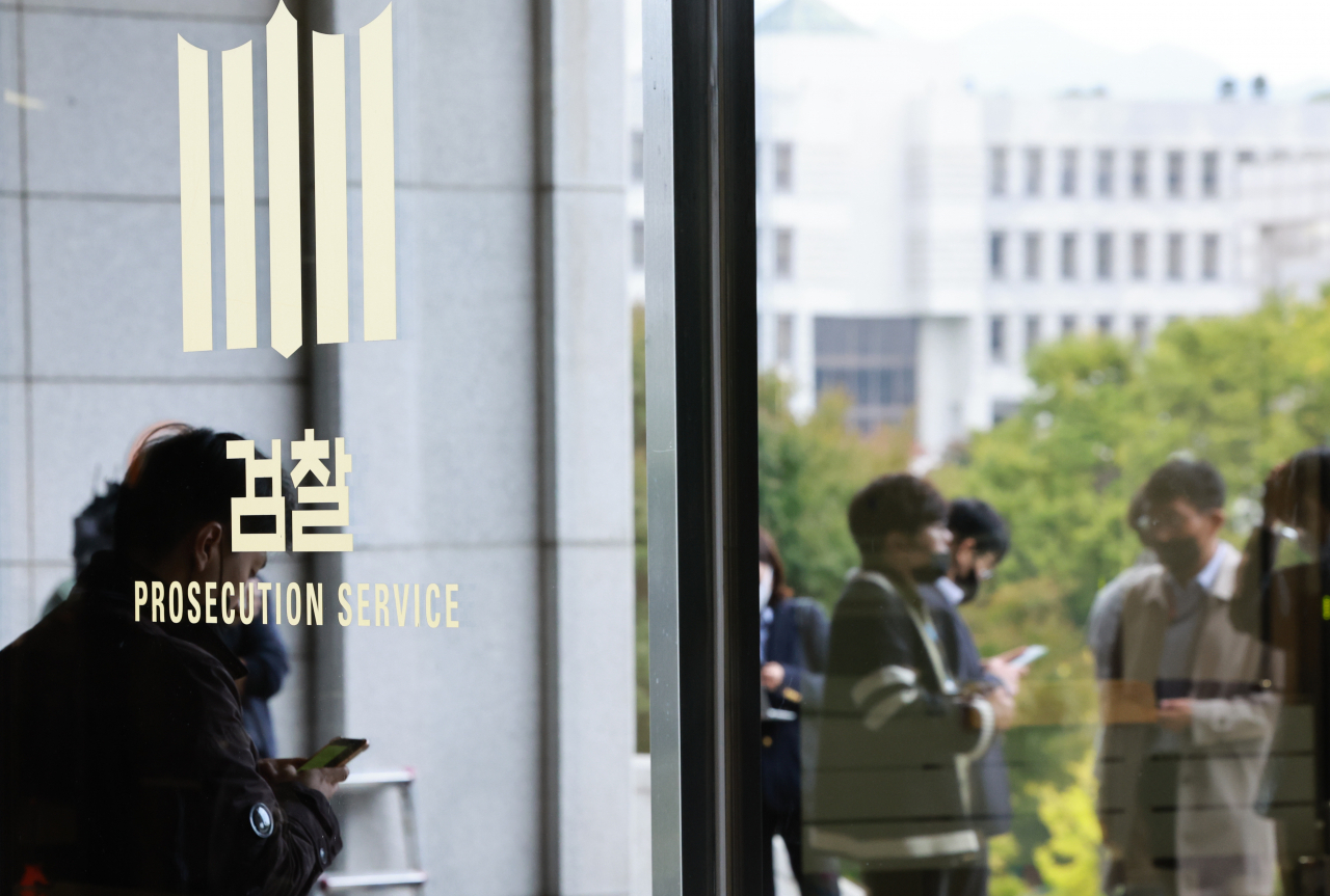 16일 서초구 서울중앙지방검찰청 로비에서 취재진이 노영민 전 대통령 비서실장의 소환을 기다리는 모습. 연합뉴스