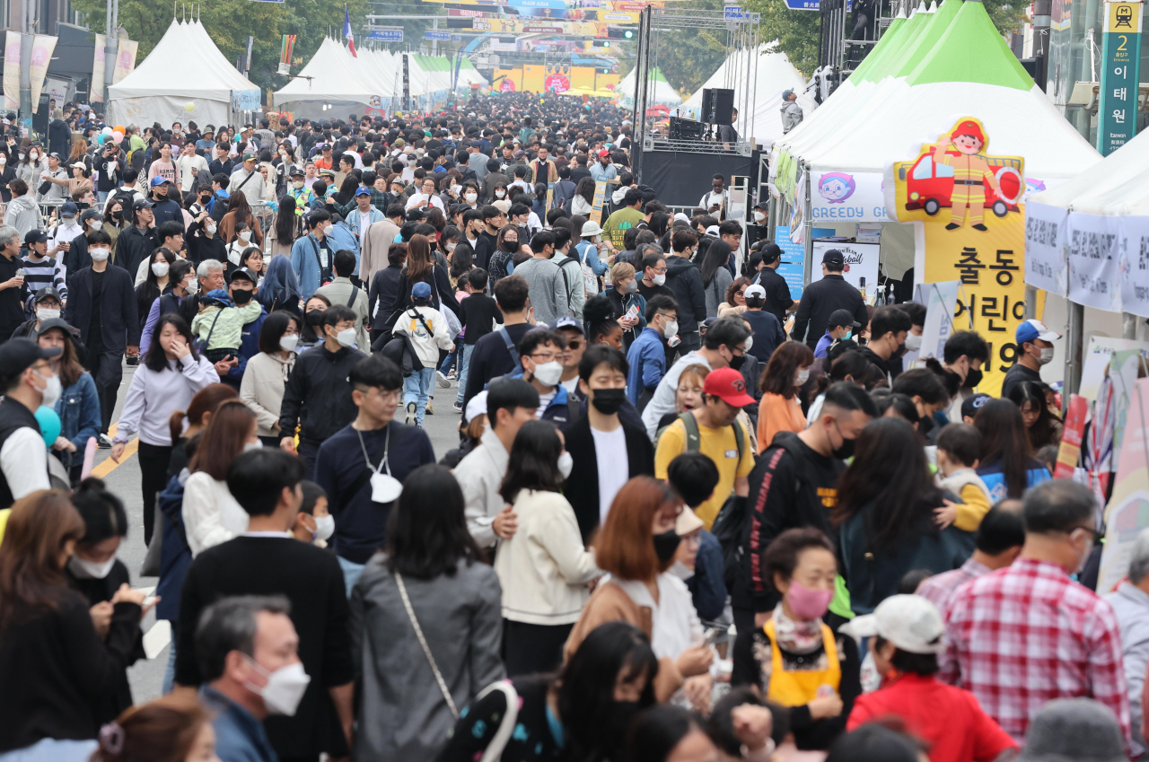 16일 오후 서울 용산구 이태원역 일대에서 열린 이태원지구촌축제를 찾은 시민들이 축제를 즐기고 있다. [연합]