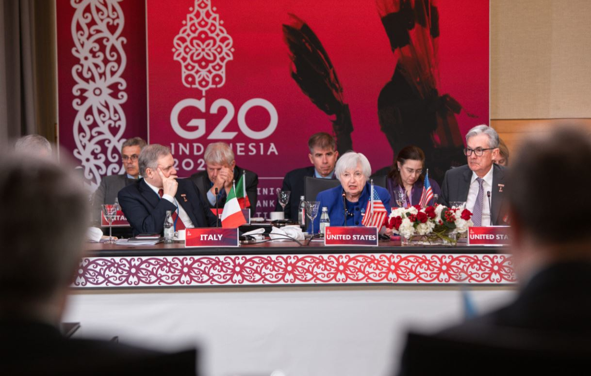 주요 20개국(G20) 재무장관과 중앙은행 총재가 지난 12~13일 미국 워싱턴에서 회의를 진행하고 있다. 세계은행(WB)·국제통화기금(IMF) 연차총회에 맞춰 열린 것인데, 회원국들은 우크라이나 전쟁·기후변화 등에서 서로 다른 견해를 보였다고 블룸버그가 16일(현지시간) 보도했다. 관례와 달리 이 회의 관련 성명이 사흘이나 늦은 이날 나온 데다 성명 곳곳에 회원국간 이견이 노출돼 있는 문구가 있다는 점이 근거다. 재닛 옐런(가운데) 미국 재무장관과 제롬 파월(오른쪽) 연방준비제도(Fed·연준) 의장의 모습이 보인다. [G20 정상회의 홈페이지]
