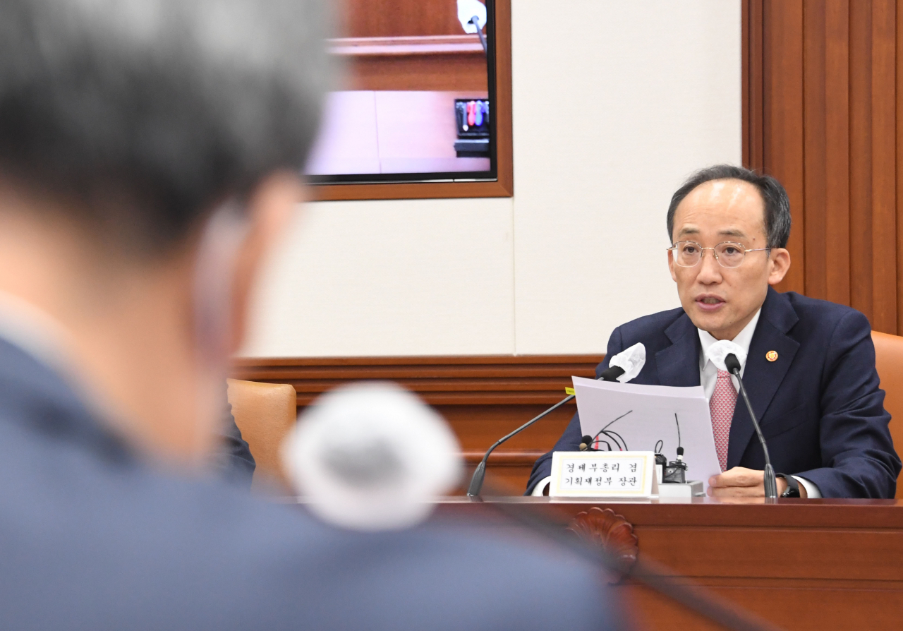 17일 정부서울청사에서 세 번째 '경제 규제혁신 TF' 회의를 주재하고 있는 추경호 경제부총리 겸 기획재정부 장관. 추 부총리는 이날 "3차 방안은 수출입물류·안전관리 분야 등의 현장애로 해소와 기업의 현장대기 투자프로젝트 지원에 중점을 두어 규제개선을 추진했다"고 밝혔다. [기획재정부 제공]