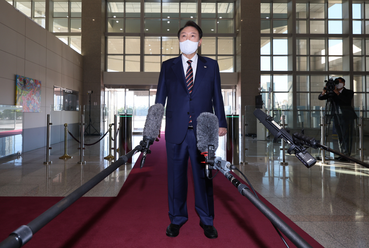 윤석열 대통령이 17일 오전 서울 용산 대통령실 청사로 출근, 취재진의 질문에 답하고 있다. [연합]