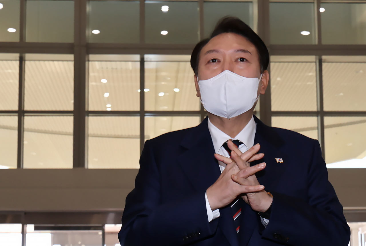 윤석열 대통령이 17일 오전 서울 용산 대통령실 청사로 출근, 취재진의 질문에 답하고 있다. [연합]