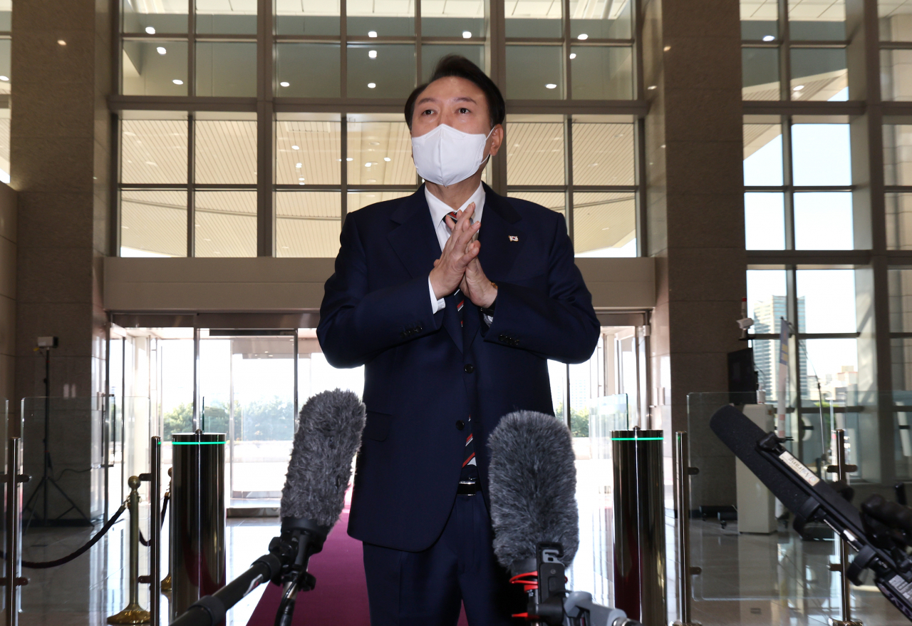 윤석열 대통령이 17일 오전 서울 용산 대통령실 청사로 출근, 취재진의 질문에 답하고 있다. [연합]