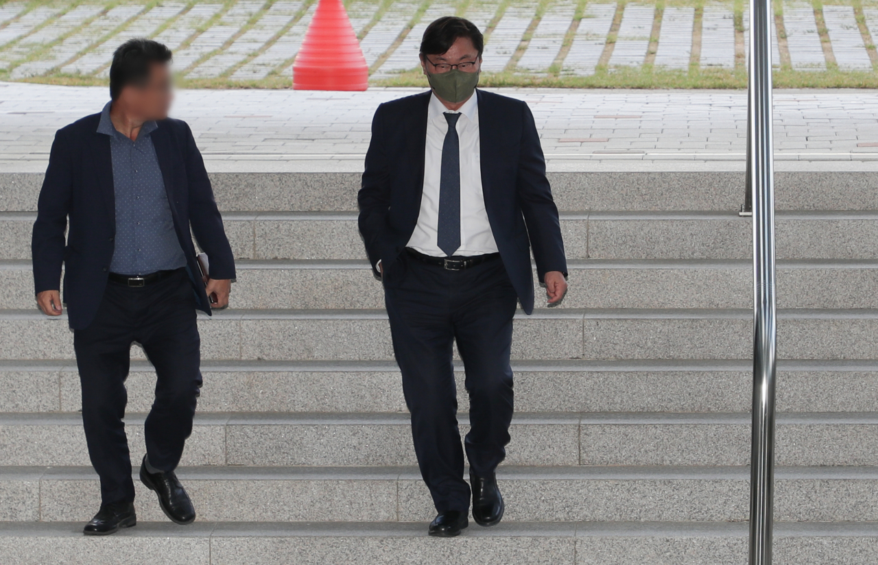 쌍방울 그룹으로부터 억대의 금품을 수수한 혐의를 받는 이화영 킨텍스 대표이사(전 경기도 평화부지사)가 지난달 27일 영장심사에 출석하고 있다. 검찰은 이 전 부지사와 쌍방울 부회장 방모 씨를 구속기소했다. [연합]
