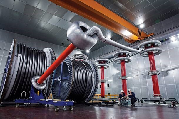 LS전선 직원들이 525kV 초고압직류송전 케이블의 상용화를 위한 테스트를 하고 있다 [LS전선 제공]