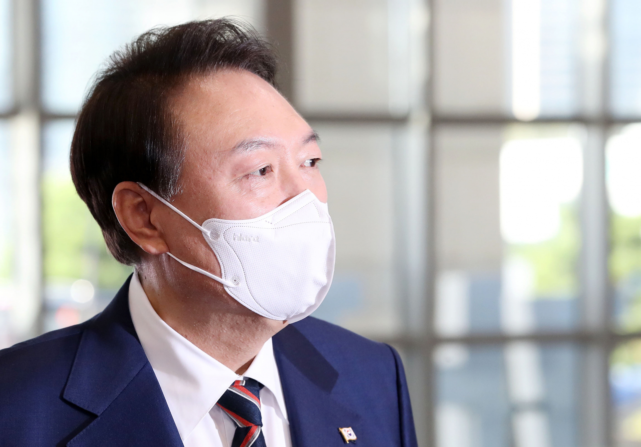 윤석열 대통령이 17일 오전 서울 용산 대통령실 청사로 출근, 주말 카카오의 '먹통' 사태 등과 관련해 발언하고 있다. [연합]