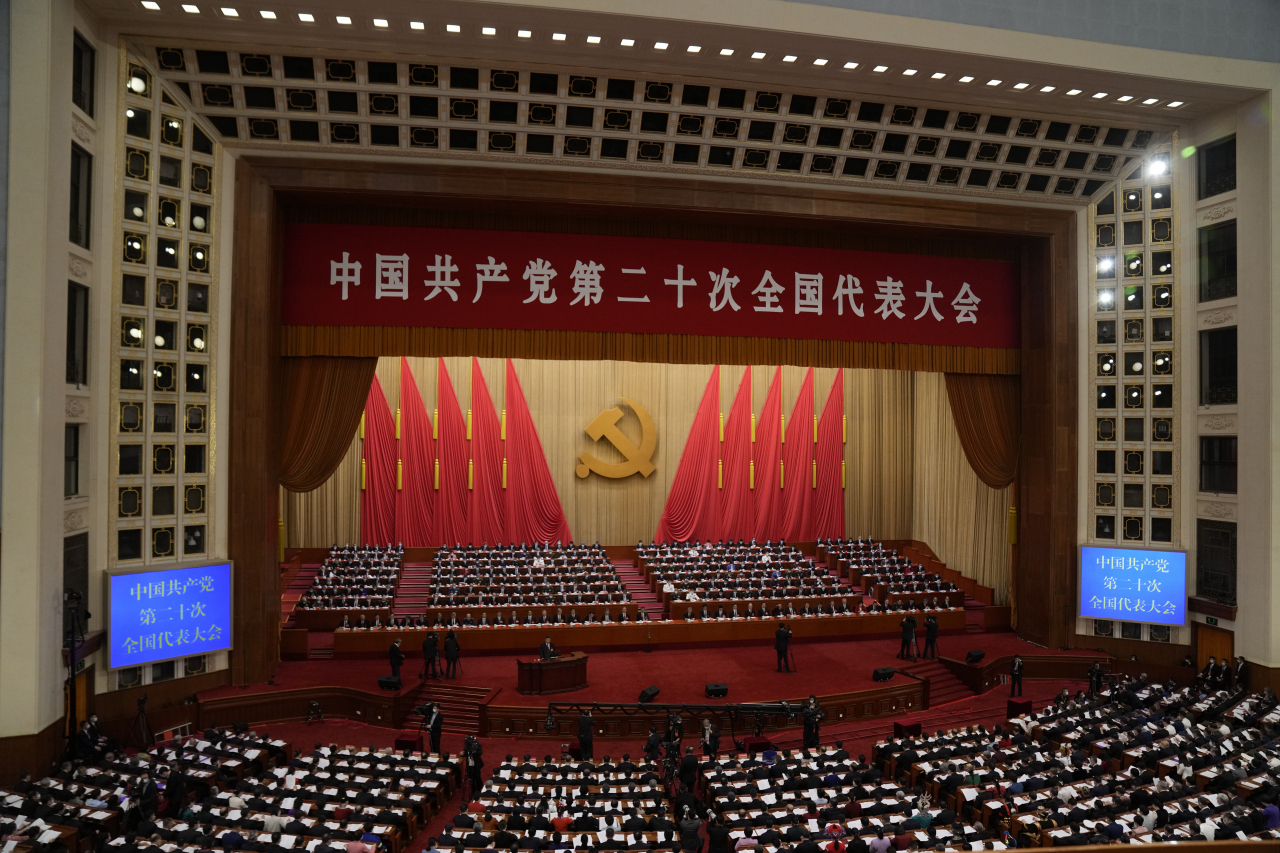 시진핑(習近平) 중국 국가주석이 지난 16일 오전 베이징(北京) 인민대회당에서 개막한 제20차 공산당 전국대표대회(당대회)에서 연설하고 있다. [AP]