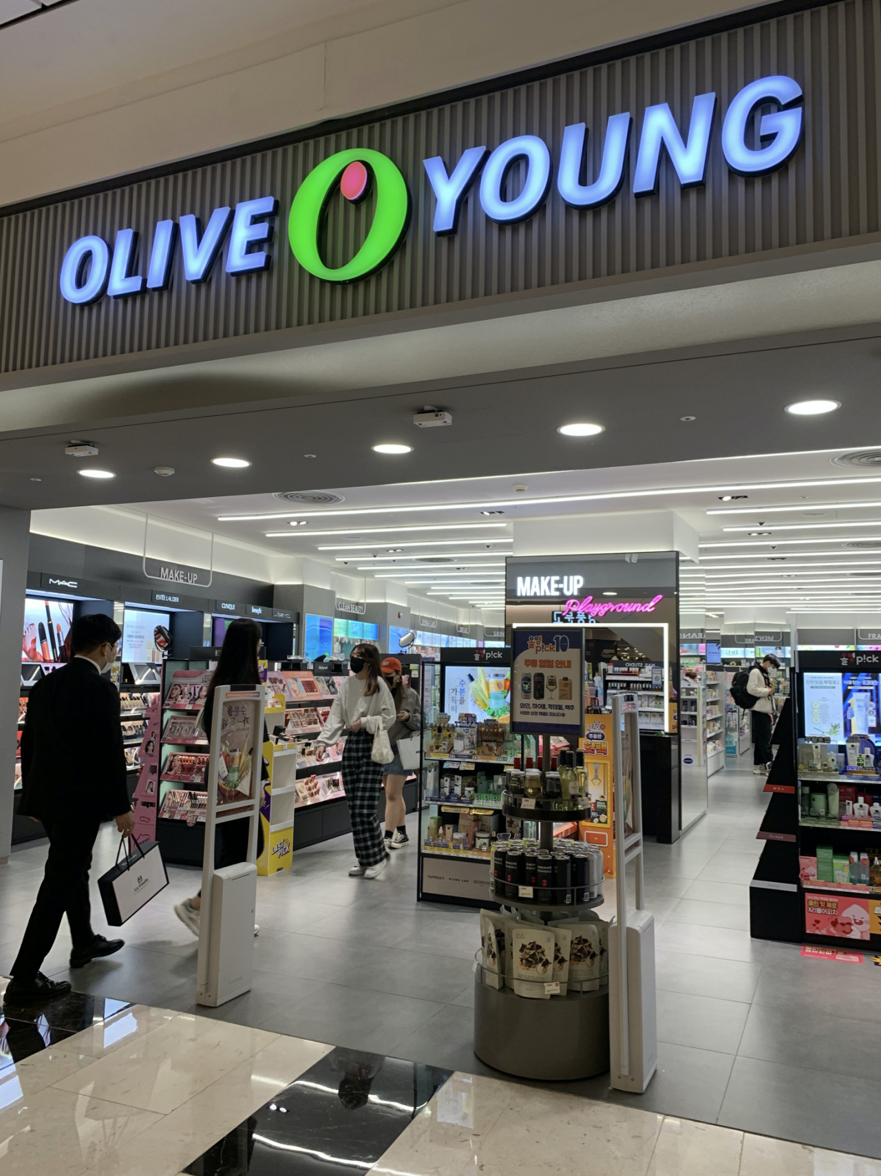 지난 1일부터 RTD 주류 시범 판매를 시작한 올리브영. 올리브영 여의도IFC점. [이정아 기자]