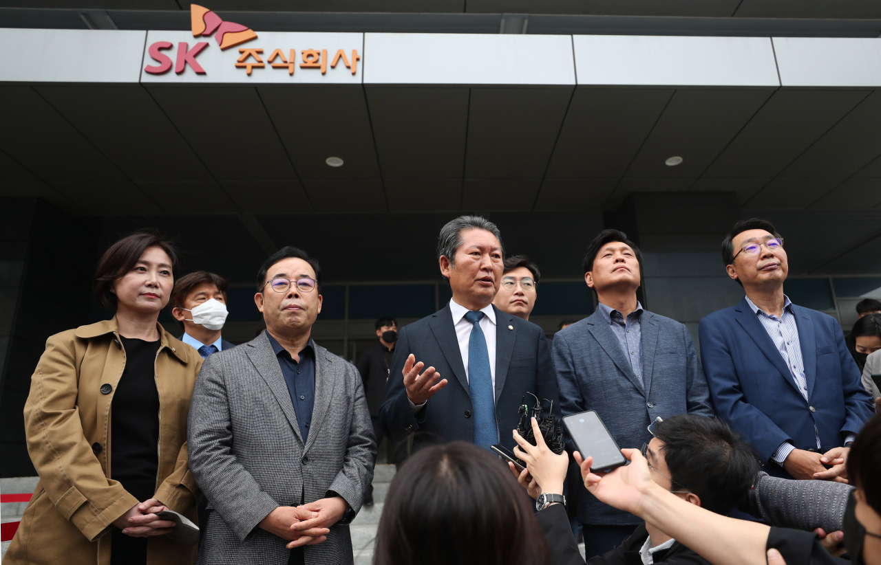 국회 과학기술정보방송통신위원회 의원들이 16일 오후 카카오 등 데이터관리시설이 입주한 경기 성남시 SK 판교캠퍼스의 전기실 등 화재 현장을 둘러본 뒤 상황을 설명하고 있다. 이곳에선 전날 발생한 화재로 서버 서비스 전원이 차단되면서 카카오·다음과 네이버 서비스가 크고 작은 장애를 일으켰다. 왼쪽부터 허은아, 박성중, 정청래, 조경태, 조승래, 윤영찬(이상 더불어민주당) 의원. [연합]
