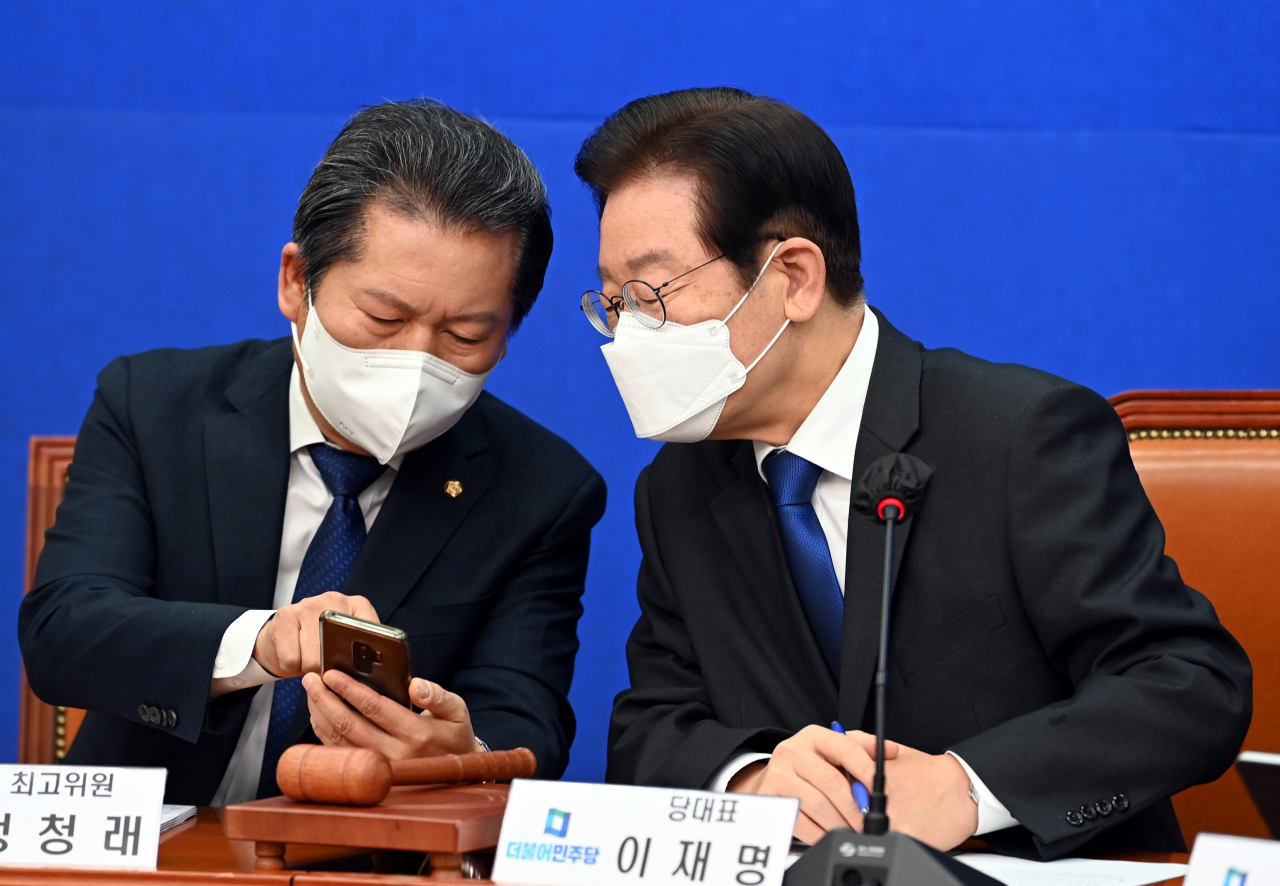 더불어민주당 이재명 대표와 정청래 최고위원이 17일 국회에서 열린 최고위원회의에서 대화를 나누고 있다. 이상섭 기자